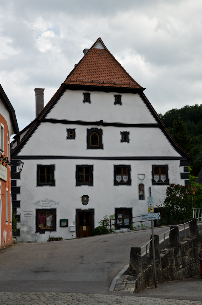 130628153900DSC_8642.jpg - Een van de typische huizen aan de markt in Kastl