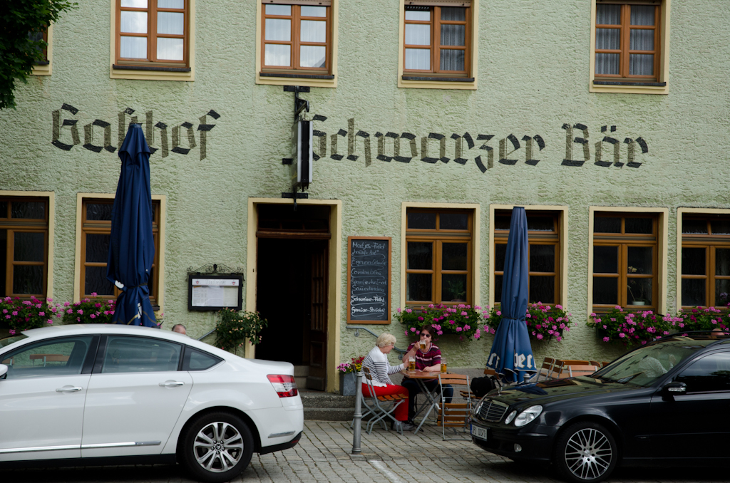 130628155304DSC_8652.jpg - Gasthof Schwarzer Bar aan de Markt met de Familie van Gasteren op het terras.