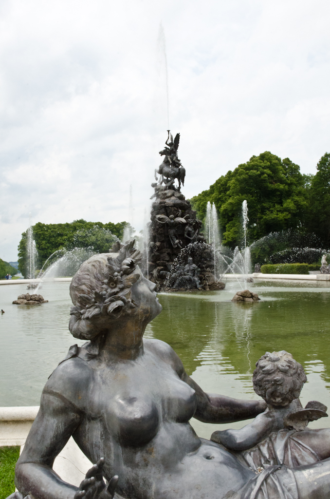 130630122836DSC_8898.jpg - De schone geniet van het waterspel achter haar