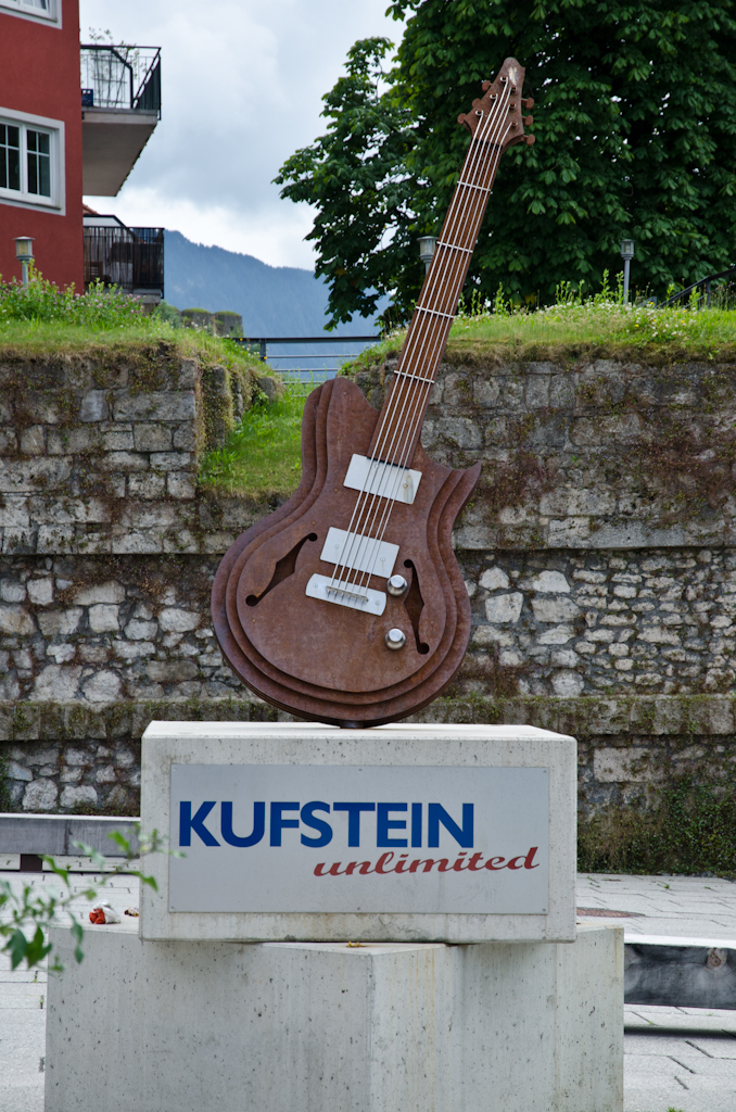 130704125254DSC_9397.jpg - Een beetje zwaar die guitaar