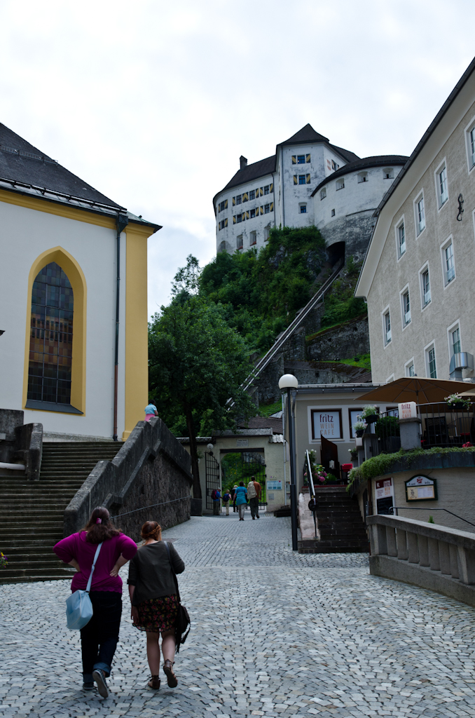 130704125753DSC_9408.jpg - Met die funiculaire ga je naar het kasteel