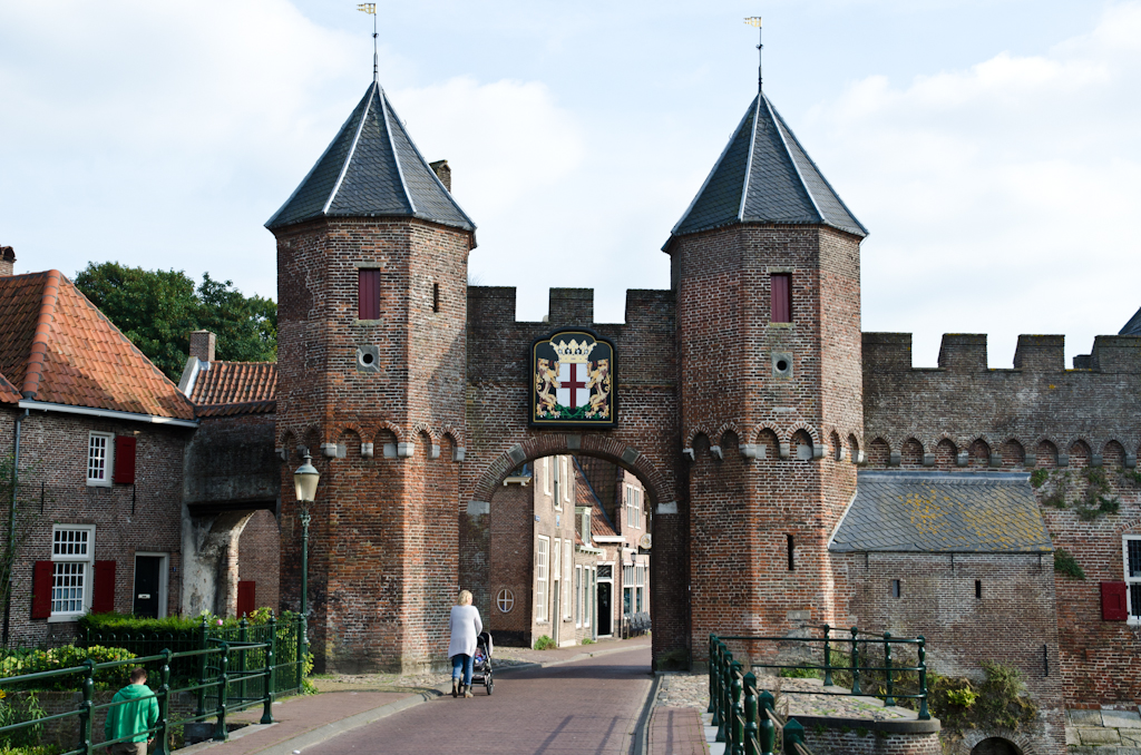 130921151643DSC_0222.jpg - Door deze poort kan je met droge voeten de stad in.