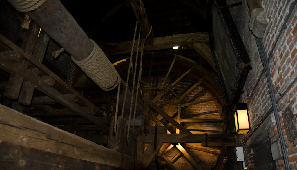 130921152052DSC_0231.jpg - Techniek in de Koppelpoort. Hiermee wordt het waterschot bewogen