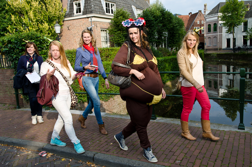 130921162311DSC_0322.jpg - Een vrijgezellenfeestje. De schoonheid in bikini gaat binnenkort trouwen