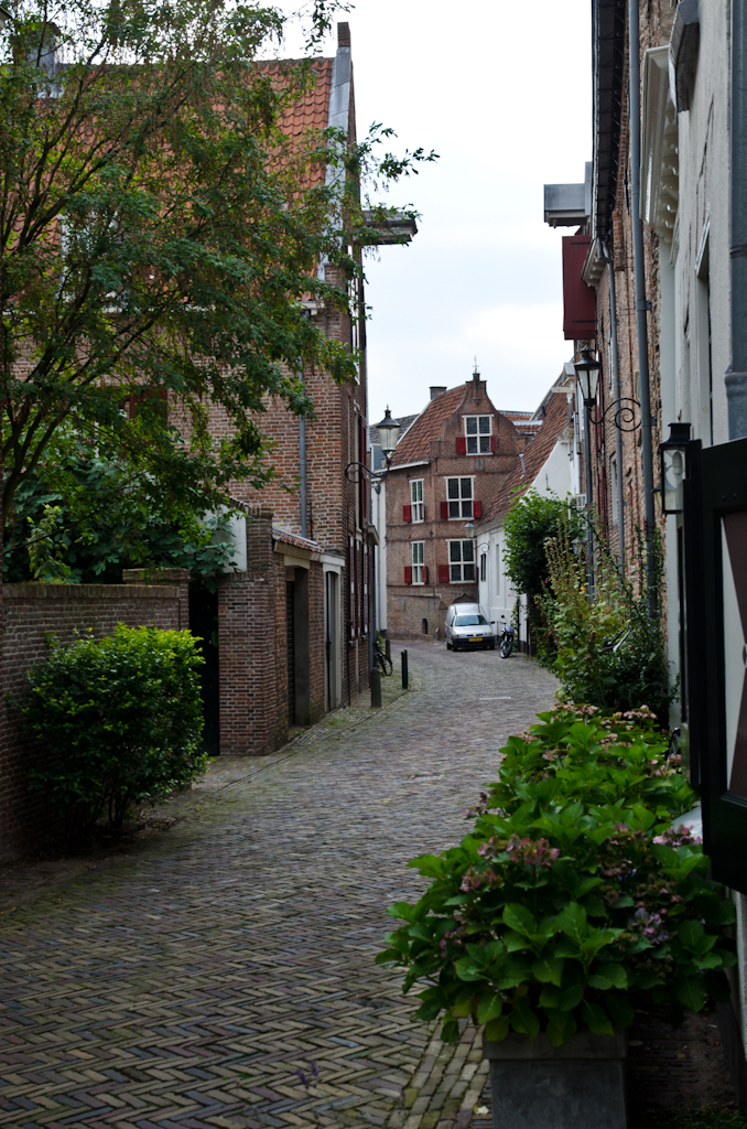 130921162909DSC_0337.jpg - Als je zo'n lelijke auto hebt, dan moet je hem daar parkeren natuurlijk