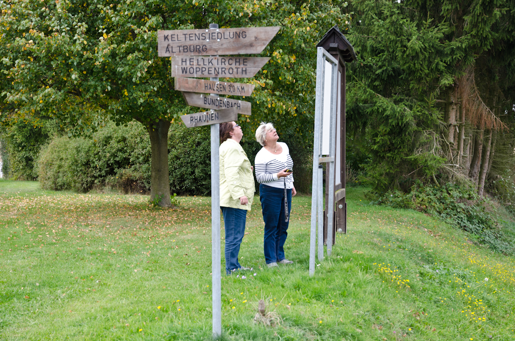 130930141022DSC_0358.jpg - Twee Geocachers bestuderen een informatiebord