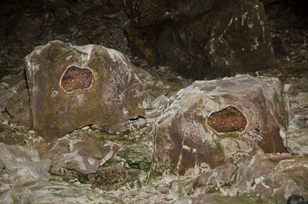 131002102517DSC_0680.jpg - Idar-Oberstein Mineralenmijn Steinkaulenberg Twee stukken rooktopaas