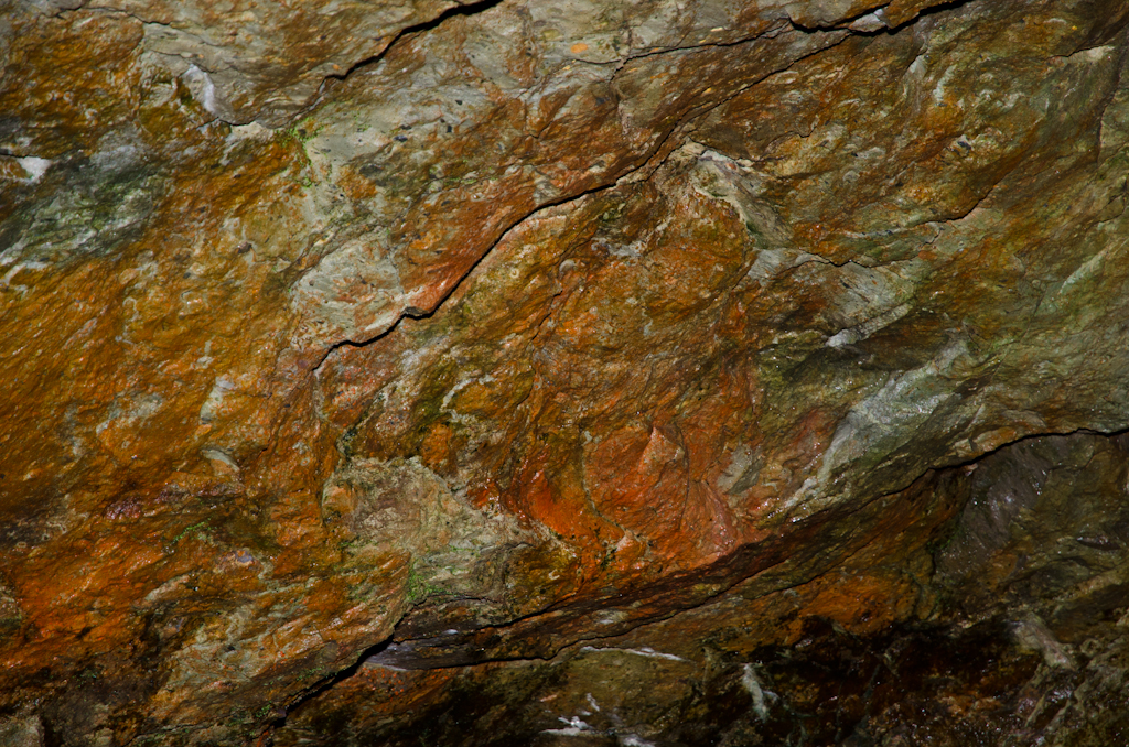 131002104007DSC_0723.jpg - Idar-Oberstein Mineralenmijn Steinkaulenberg Mooi rood is niet lelijk