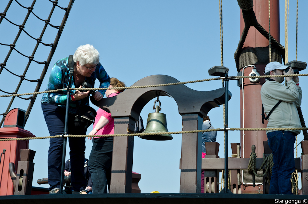 140328132940DSC_2007.jpg - Sylvia neemt de details van de scheepsklok op