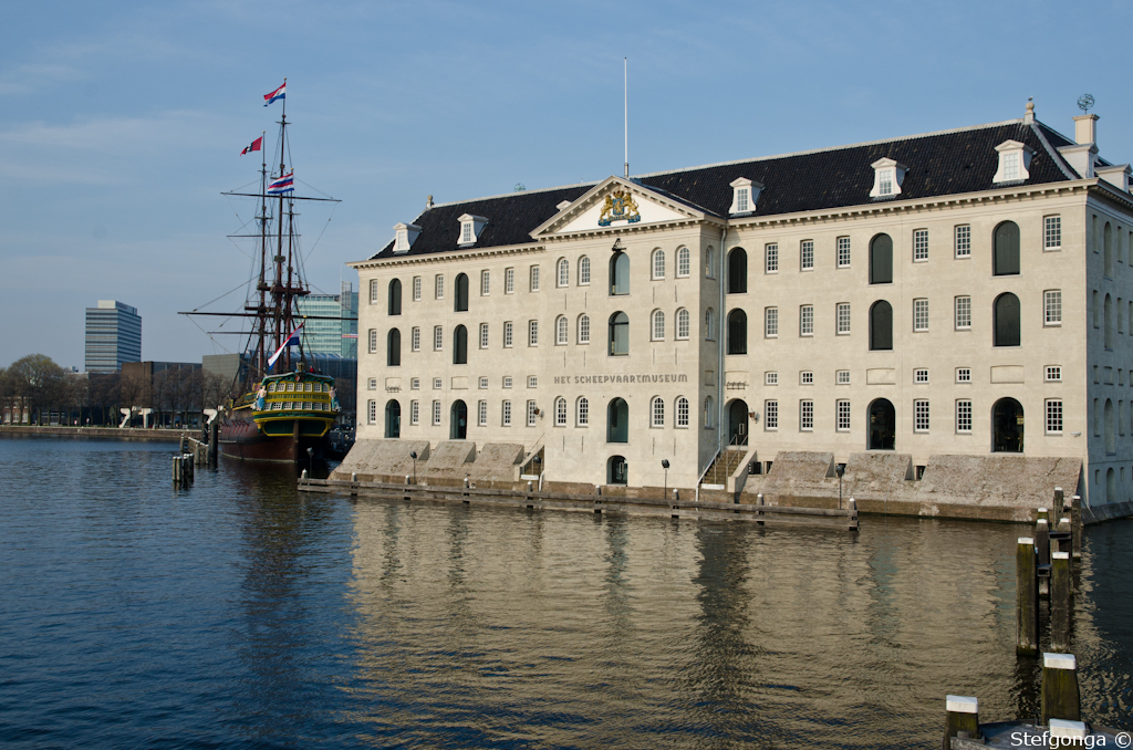 140328165421DSC_2179.jpg - Het museum met het VOC schip in de avondzon