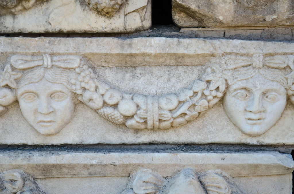 120317-130923-DSC_0688.jpg - Twee verstilde schonen in  Aphrodisias