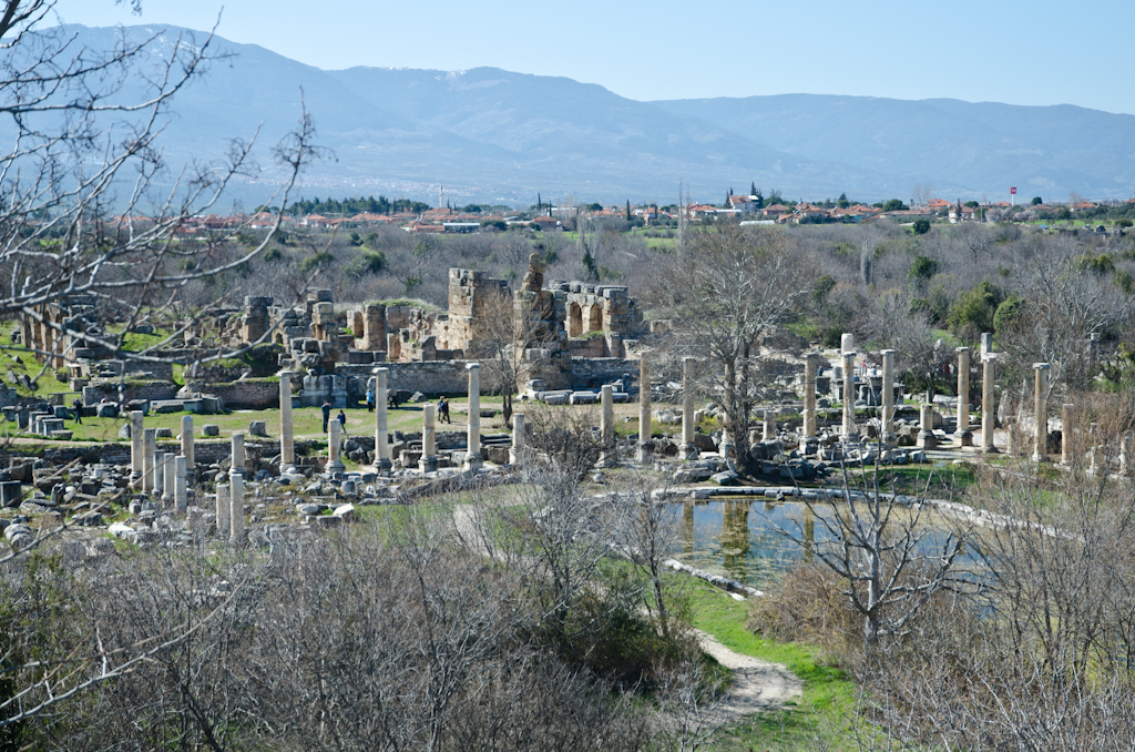 120317-133239-DSC_0728.jpg - Het bad van Hadrianus met de hoofdvaart in  Aphrodisias