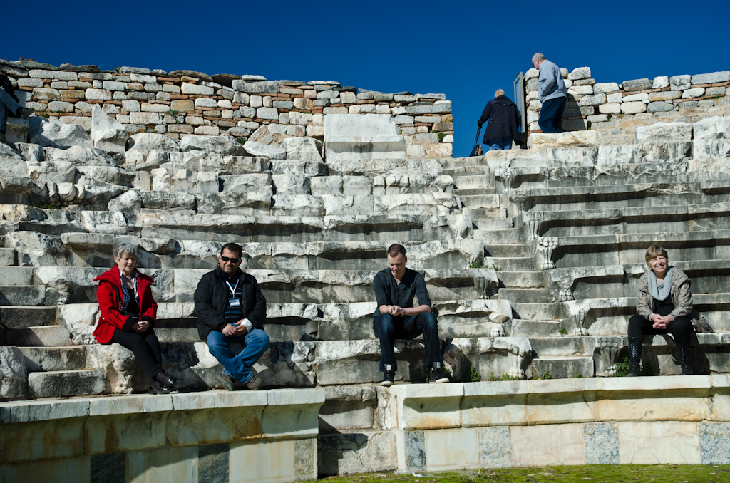 120317-135610-DSC_0766.jpg - Moderne senatoren in het Odeon te  Aphrodisias