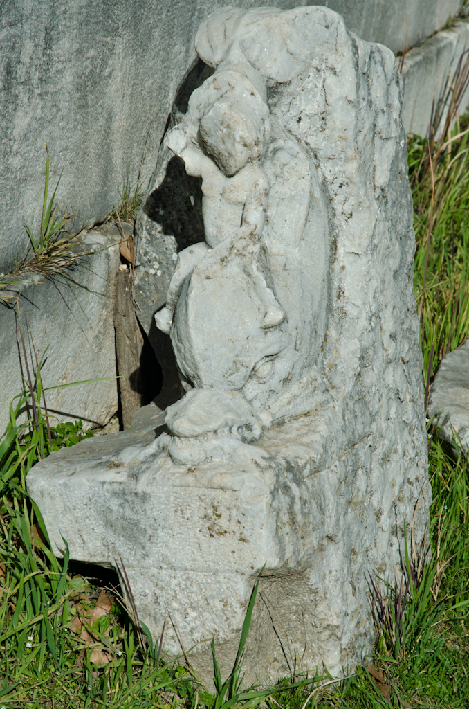 120317-140239-DSC_0772.jpg - Eros en de dolfijn in  Aphrodisias