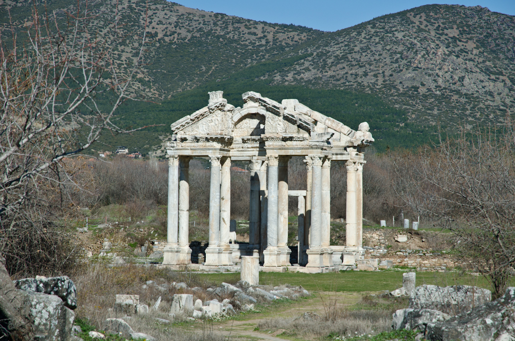 120317-140552-DSC_0778.jpg - Het Tetrapylan te  Aphrodisias. Hier konden de pelgrims hun offergaven aan de priesters overhandigen