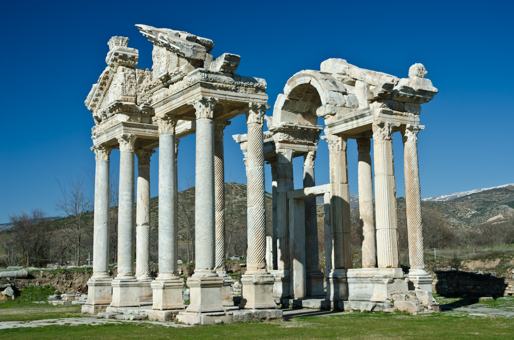 120317-143025-DSC_0809.jpg - Zij aanzicht van het Tetrapylan in  Aphrodisias