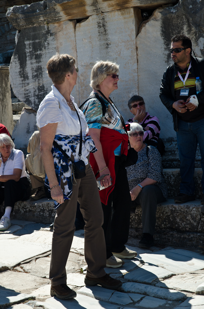 120318-103958-DSC_0932.jpg - Efeze de dames in gesprek met de gids