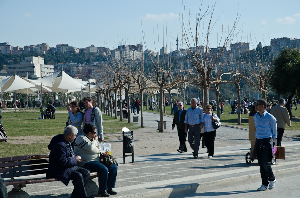 120319-142252-DSC_1267.jpg - Izmir Volop wandelaars