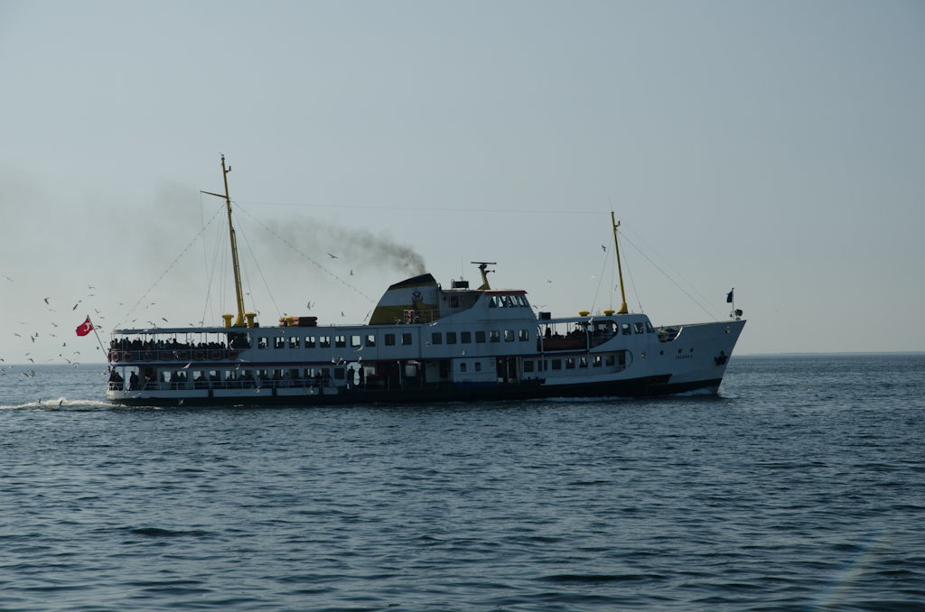 120319-142500-DSC_1273.jpg - Izmir De veerboot heeft belangstelling