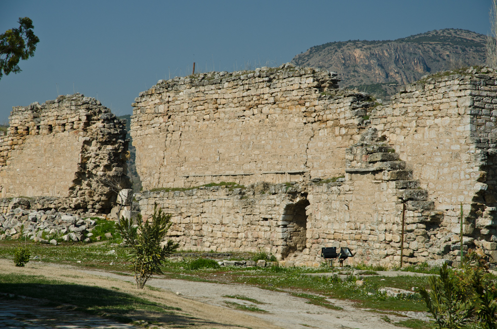 120320-134002-DSC_1326.jpg - Stadsmuur van Hierapolis