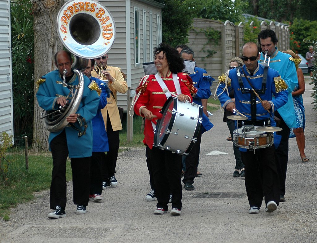 DSC_0198.JPG - Het circus orkest maakt reclame op de camping