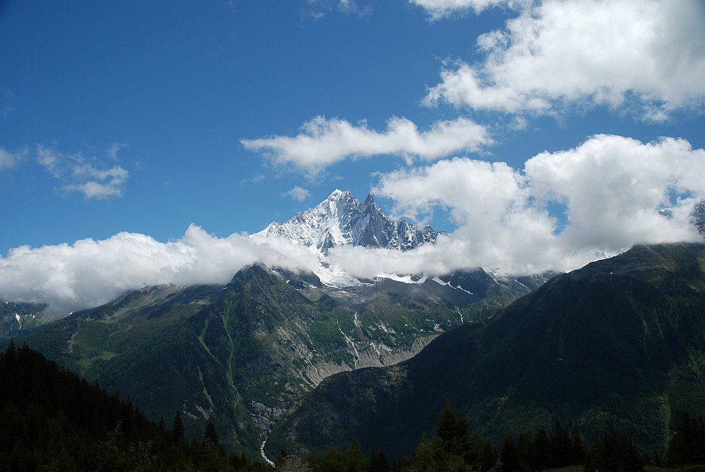 DSC_6537.JPG - Een overzicht   Les Grand Montet en op de voorgrond de sleuf van het Mer de Glace