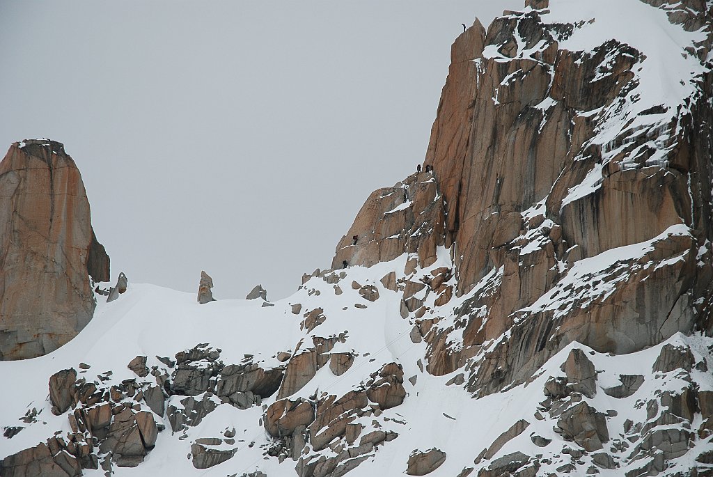 DSC_6879.JPG - Deze klimmers zijn bijna boven op de Aiguille du Midi