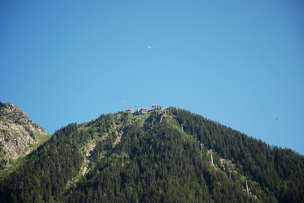 DSC_6935.JPG - Parapenten boven de Brevent