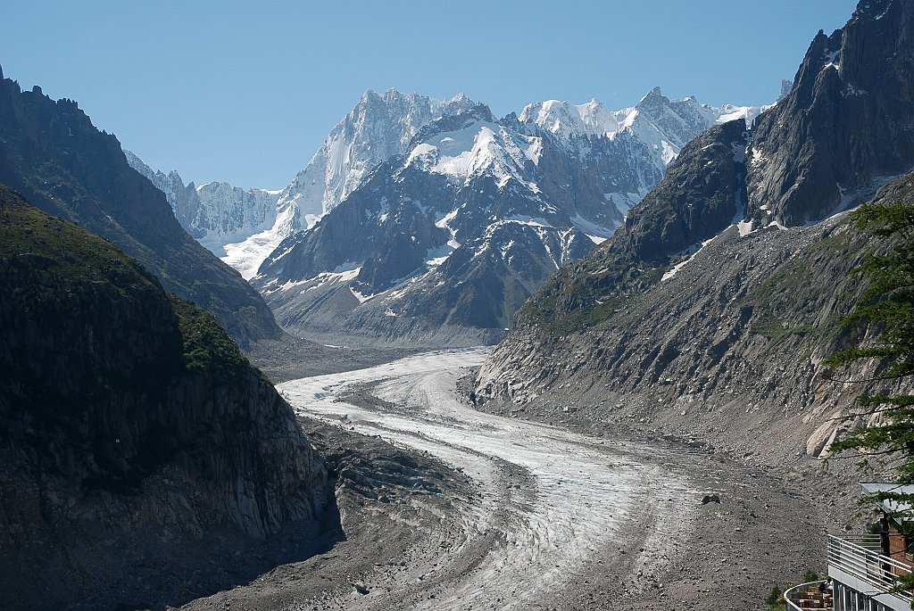 DSC_7008.JPG - Overzicht bij Mer de Glace. Het ijs lag eerst tot waar het groen begint