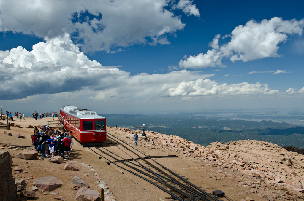 120606-215347-DSC_2177.jpg - Pikes Peak 6-6-2012De trein is Swiss made