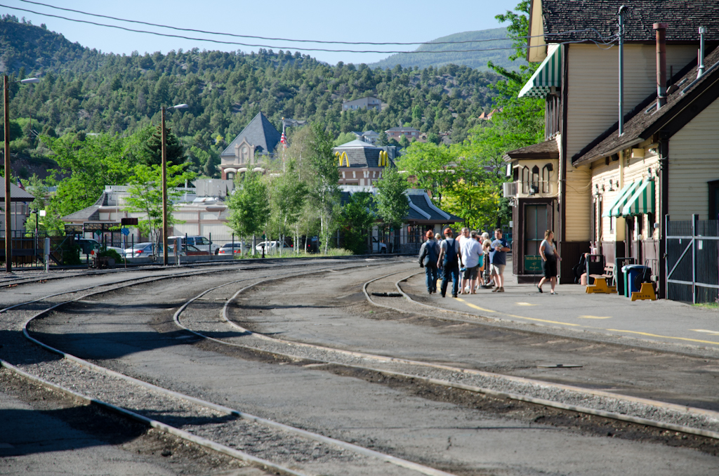 120608-004701-DSC_2311.jpg - Er komt zo een trein.Durango7-6-2012