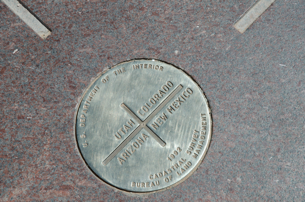 120608-184212-DSC_2418.jpg - Four corners monument.Grens van New Mexico, Arizona, Utah en Colorado.8-6-2012