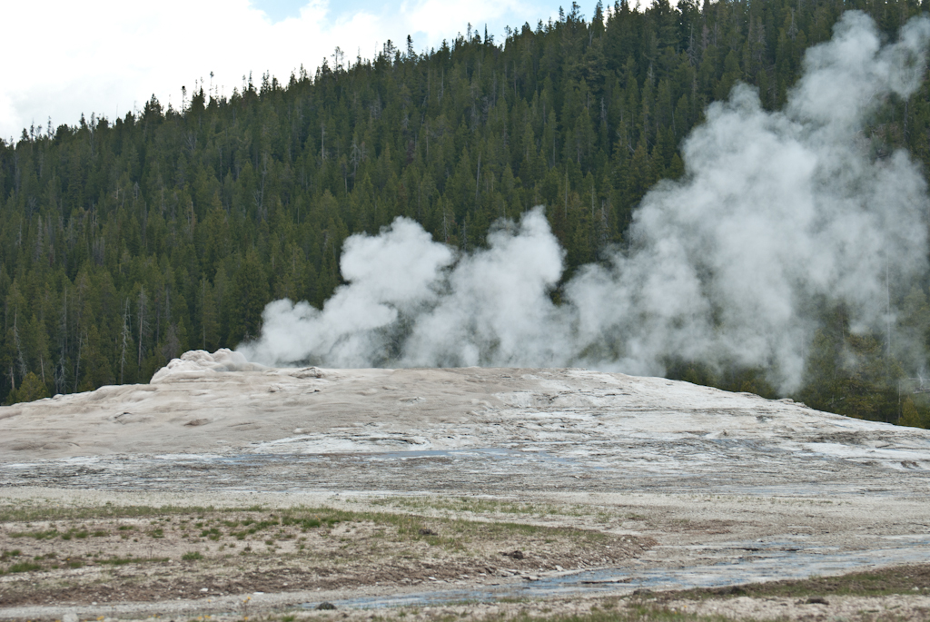 120613-221210-DSC_0604.jpg - Old Faithful Het roken begint.Yellowstone National Park13-6-2012