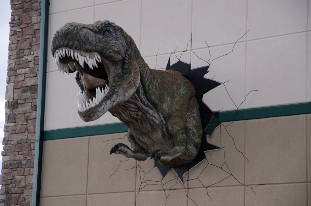 120617-231941-DSC_4648.jpg - In Glendive komen de dino's uit de muur