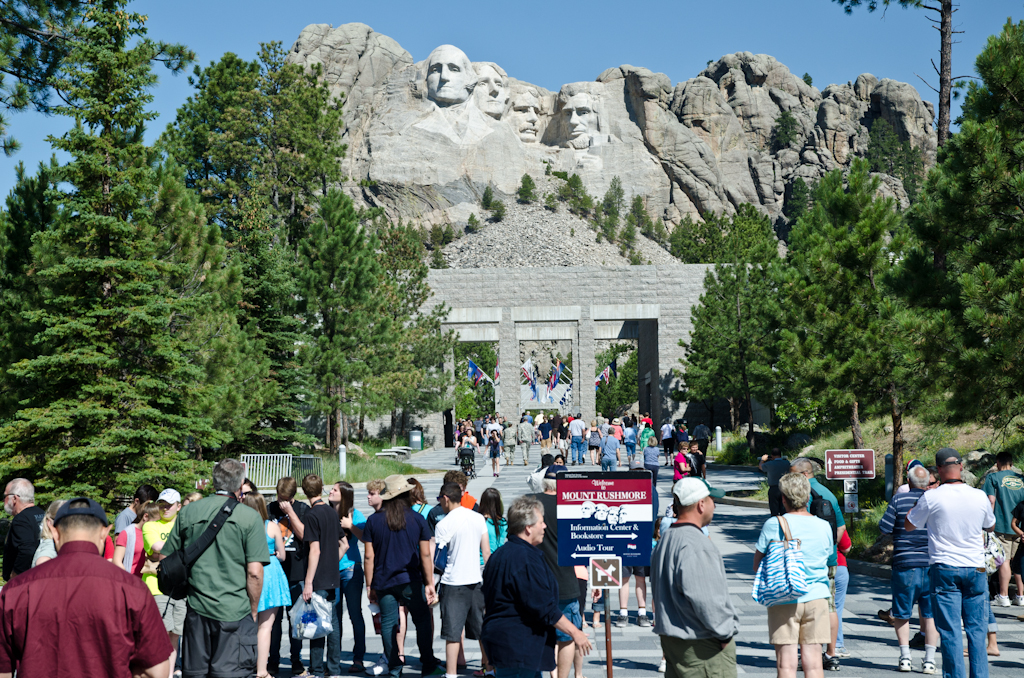 120619-164242-DSC_4726.jpg - Veel belangstelling.Mount Rushmore19-6-2012