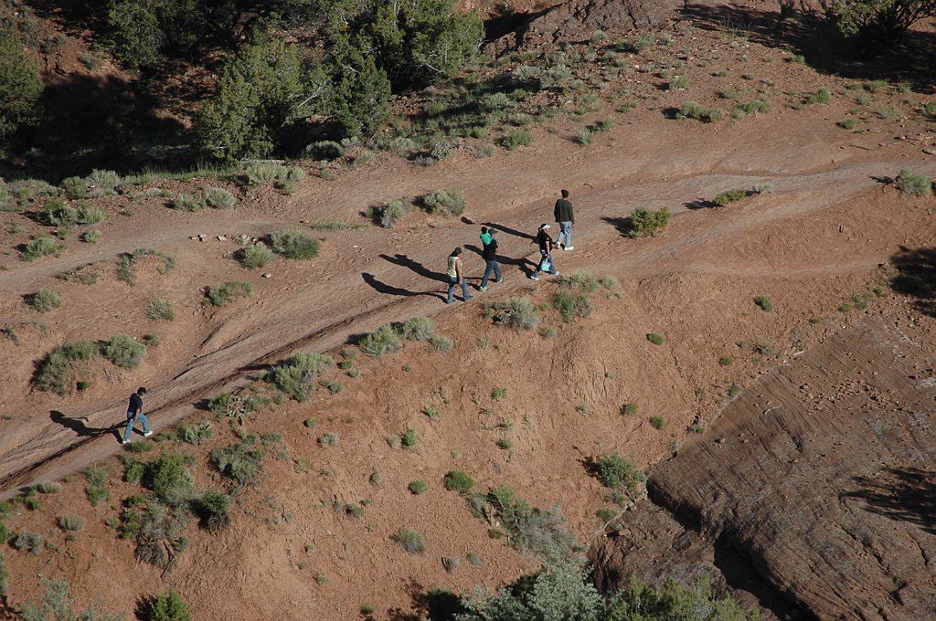 Project_20100603_0111.JPG - Canyon de ChellySouth rim driveWandelaars in de canyon