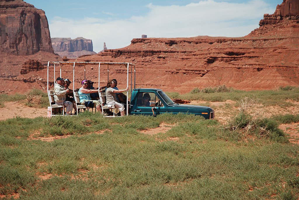 Project_20100604_0147.JPG - Monument ValleyIn een wagentje...