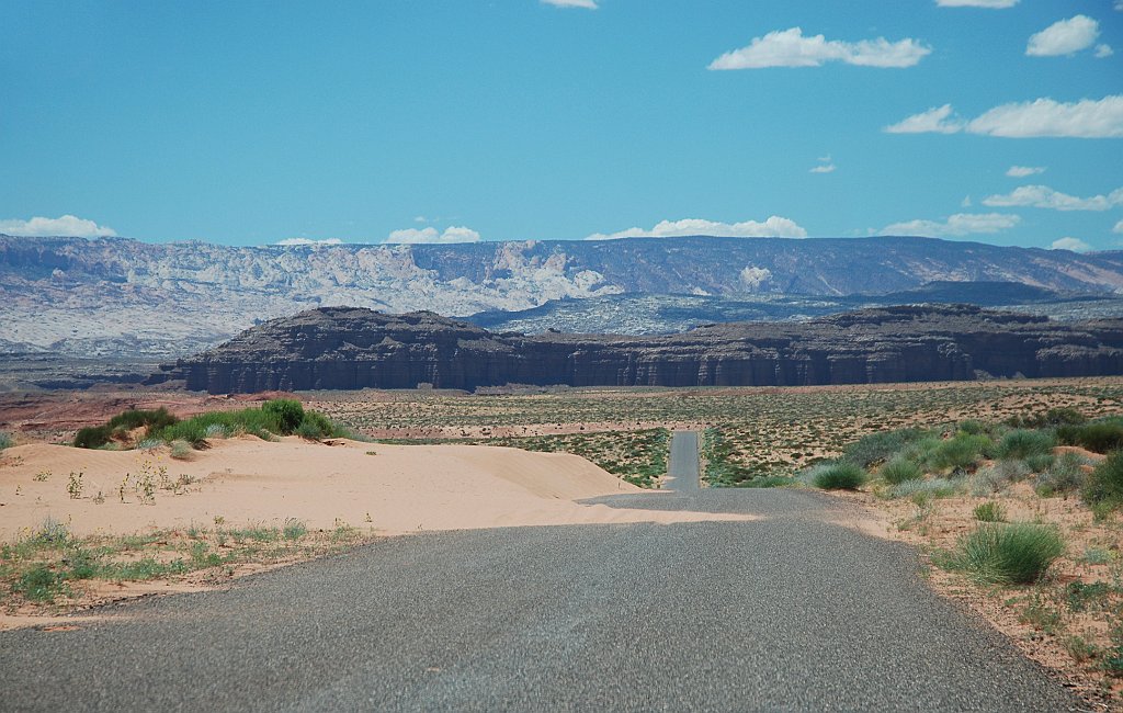 Project_20100605_0196.JPG - Burr trail het zand waait over de weg