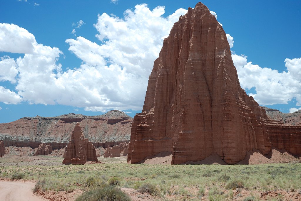 Project_20100606_0248.JPG - Cathedral Valley RoadTemple of the Sun en de Temple of the Moon