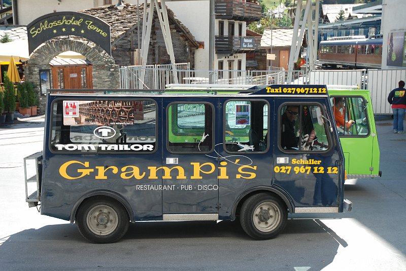 DSC_6915.JPG - Zermatt een taxi