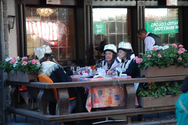 DSC_7260.JPG - De dames zijn moe van het dansen en nemen het er even van