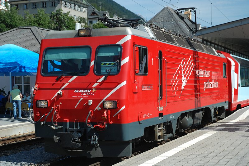 DSC_7449.JPG - Hier wisselt de Glacier Express van locomotief