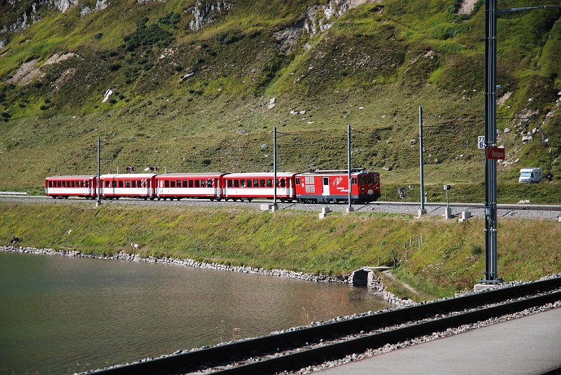 DSC_7538.JPG - Daar komt de trein naar Disentis