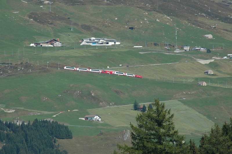 DSC_7598.JPG - Een Glacier Express daalt af van de Oberalp pass