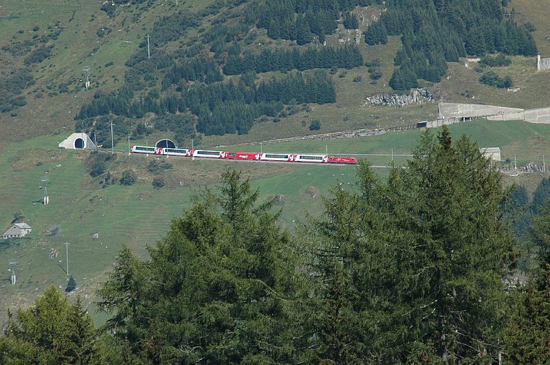 DSC_7616.JPG - Een Glacier Express daalt af van de Oberalp pass